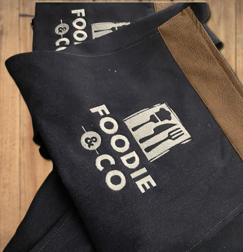 Delantal de Cocina de Mezclilla con Logo Bordado – Ideal para Emprendimientos Gastronómicos